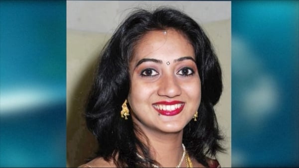 SCANNAL le súil siar a thabhairt ar scéal Savita Halappanavar