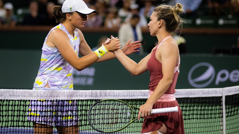 Iga Swiatek (L) and Simona Halep pictured in 2022