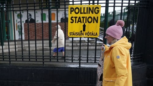 Thart ar 50% ar an meán tagtha amach ag vótáil