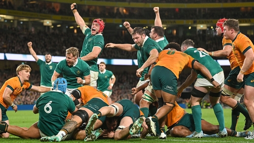 Ireland celebrate Gus McCarthy's winning try