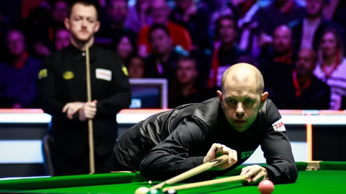 Barry Hawkins (R) finally beat Mark Allen just before 1am