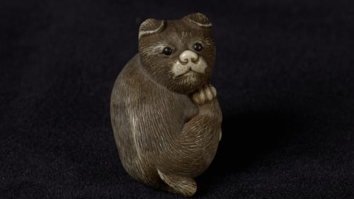 2.Netsuke in shape of a puppy狗子根付, c. 1850, Edo period (1615–1868)