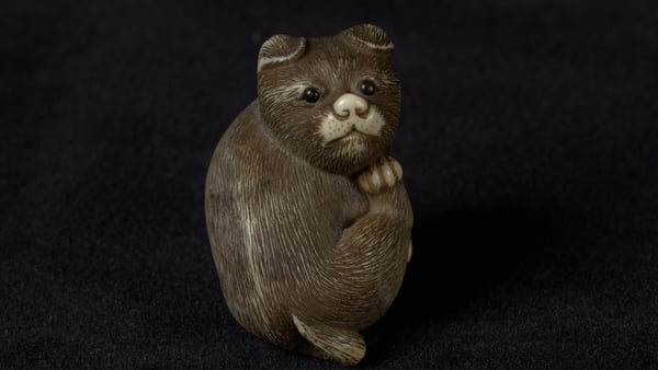 2.Netsuke in shape of a puppy狗子根付, c. 1850, Edo period (1615–1868)