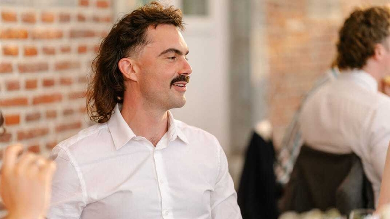 Seaghan Mac An tSionnaigh agus scoth foltach sionnaigh air, leis.