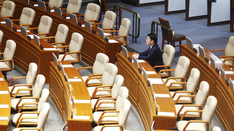 A single MP from the People Power Party remained in the voting chamber
