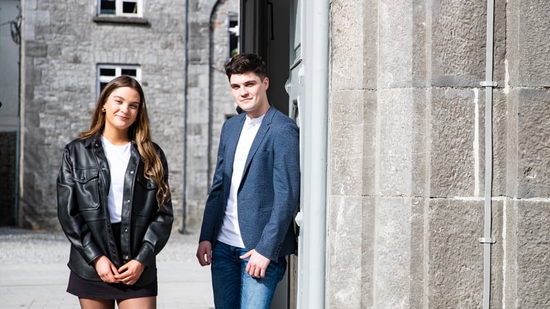 Séamus agus Caoimhe Uí Fhlatharta i measc plúr na gceoltóirí ar an oíche.