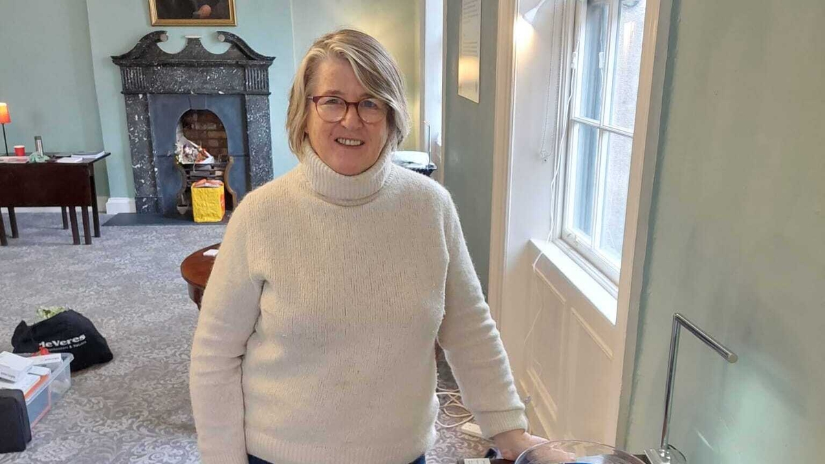 An Cúinne Dána; Roisín De Buitléar