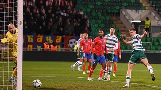 Johnny Kenny of Shamrock Rovers shoots to score