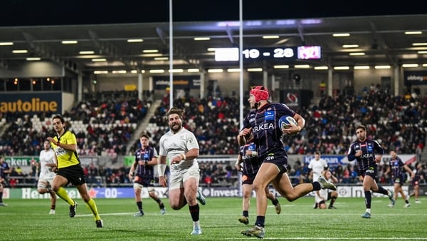 Louis Bielle-Biarrey of Bordeaux-Begles on his way to scoring his side's fifth try