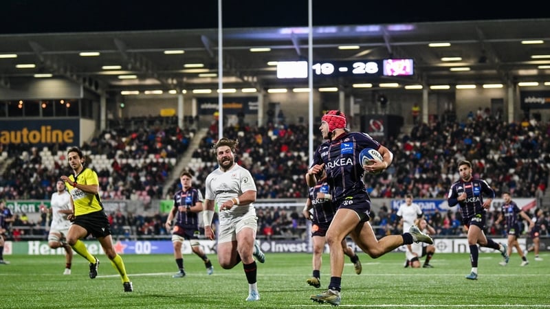 Louis Bielle-Biarrey of Bordeaux-Begles on his way to scoring his side's fifth try