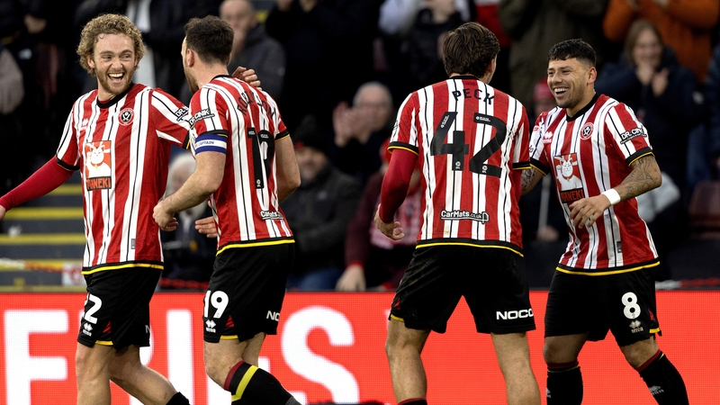 Sheffield United's Gustavo Hamer (r) celebrates his goal