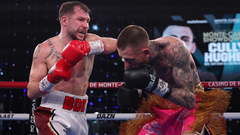 Maxi Hughes (L) controlled the fight against Gary Cully