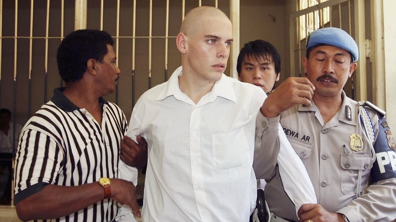 Indonesian police escort Matthew Norman and Si Yi Chen to Denpasar District Courtroom for their sentencing trial in 2006