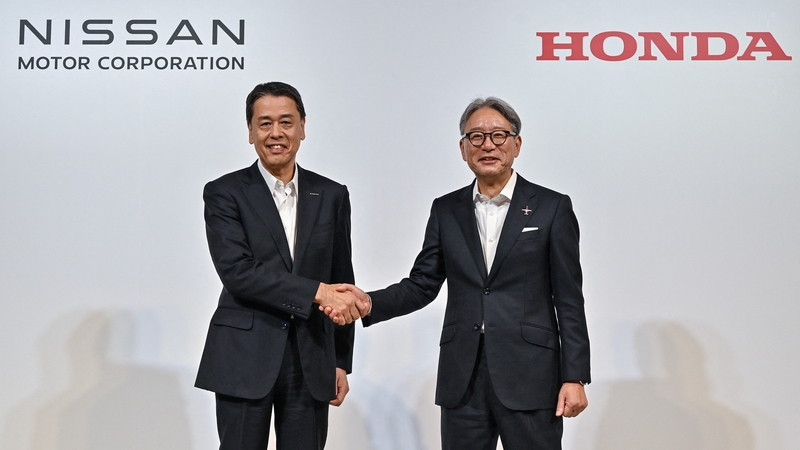 Makoto Uchida (L), president and CEO of Nissan with Toshihiro Mibe, director, president and representative executive officer of Honda pictured in August