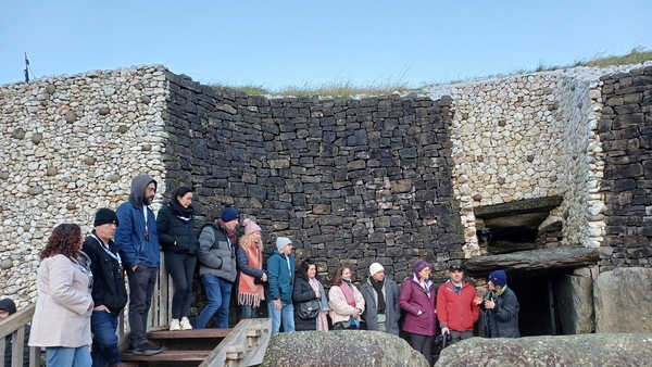 Scuaine daoine ag Brú na Bóinne