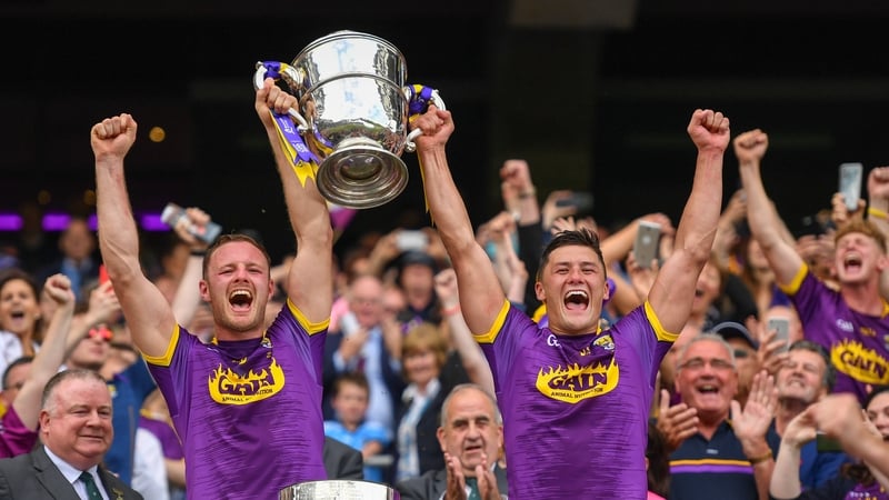 Matthew O'Hanlon (L) and Lee Chin lift the Bob O'Keeffe Cup in 2019