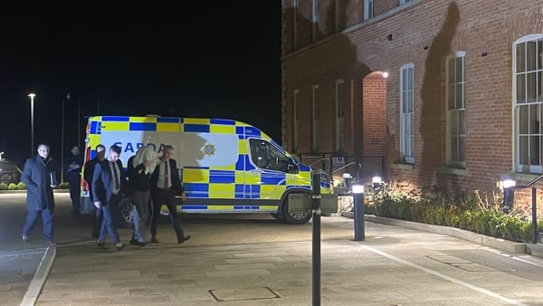 Wayne Roche á thionlacan ag gardaí