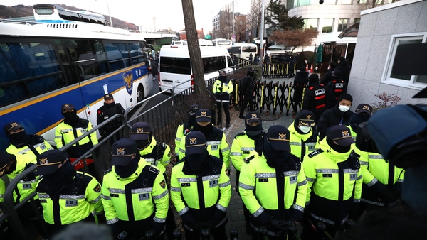 Police outside South Korean President Yoon Suk Yeol's compound