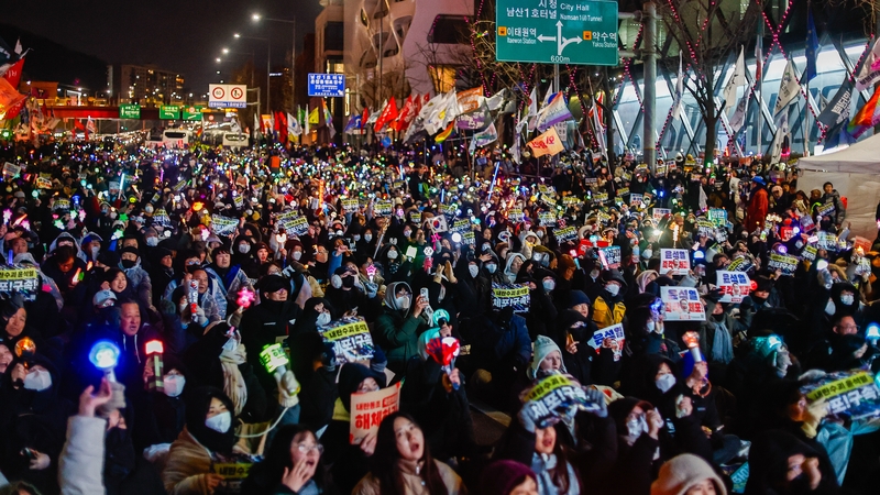 People protesting against impeached-President Yoon Suk Yeol, following a failed attempt by prosecutors to arrest Yoon on a warrant in Seoul
