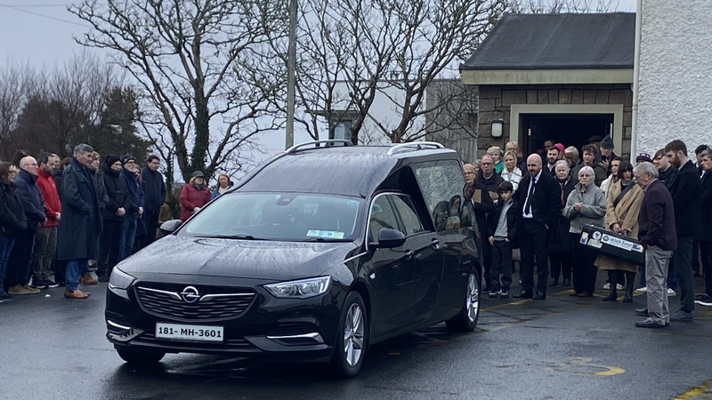 Comóradh ceolmhar a rinneadh ar shaol Mheaití Jo Shéamuis Uí Fhátharta ag a shochraid in Indreabhán inniu.