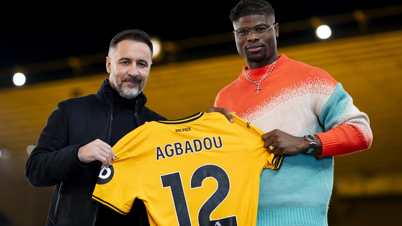 Wolves boss Vitor Pereira and new acquisition Emmanuel Agbadou pose for a picture at Molineux