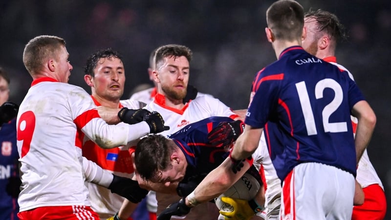 Peadar O Cofaigh Byrne is swarmed by Coolera/Strandhill players