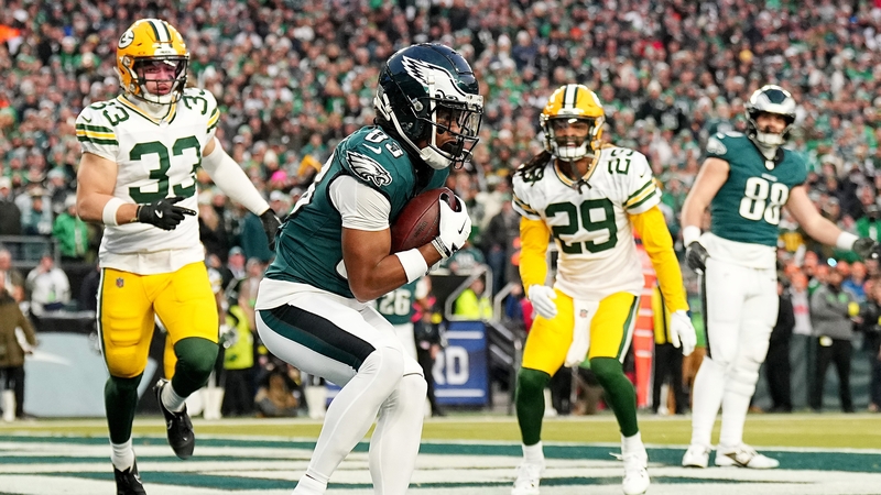 Jahan Dotson catches a touchdown pass for the Eagles in the first quarter
