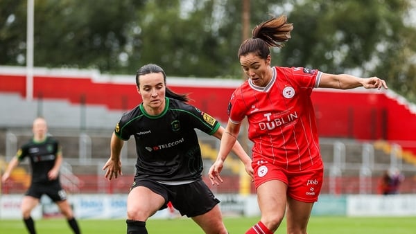 Niamh Farrelly (left) has joined Galway United for 2025