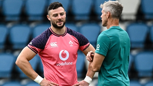 Robbie Henaw (l) talks to Simon Easterby at an Ireland training session in 2023