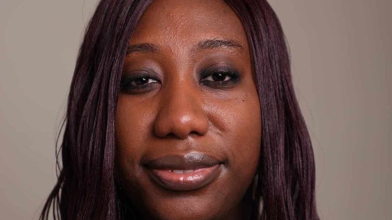 Ola Majekodunmi. Filíocht léi mar fhreagra ar chíréibeanna BÁC.