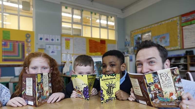 Kyla O'Hanlon, rang 3, Alex Purcell, naíonáin mhóra agus Bishop Ikechukuru Okoroji, rang 1 le Paddy Donnelly, údar. [pic: Julien Behal]