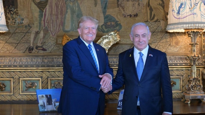Benjamin Netanyahu (ar dheis) ag bualadh le Donald Trump sa Teach Bán i Washington