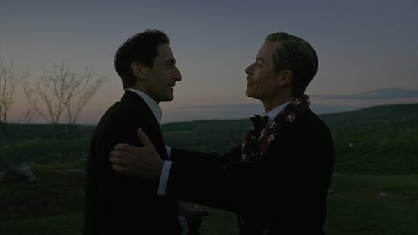 Adrian Brody agus Guy Pearce.