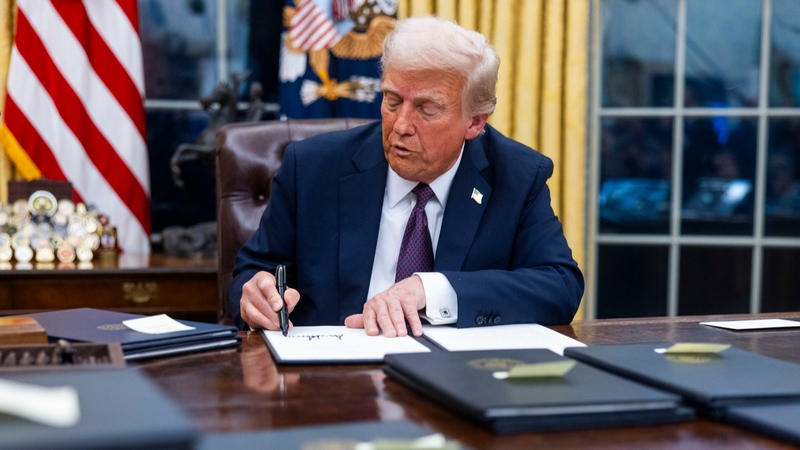 Donald Trump i gceann pinn sa Teach Bán