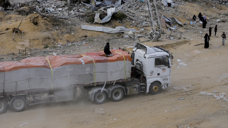 Deir Hamas gur chuir Iosrael moill ar sheachadadh fóirithinte agus gur ionann sin agus sárú ar an sos cogaidh leochailleach atá i bhfeidhm