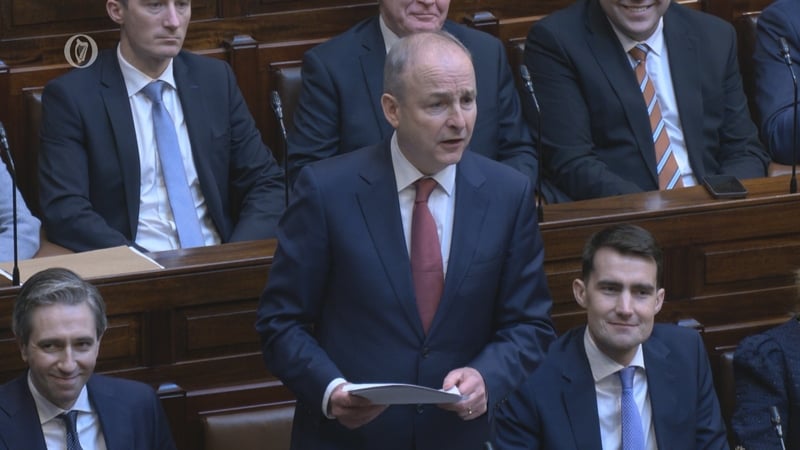 An Taoiseach Micheál Martin ar a chosa sa Dáil
