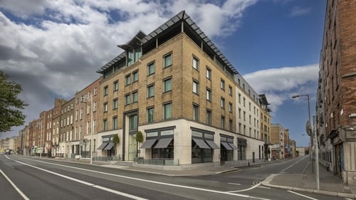 The five-star hotel is located in the city centre, overlooking the river Liffey .