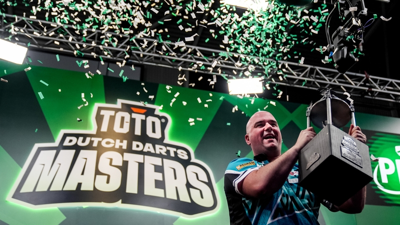 Cross with the Dutch Masters trophy