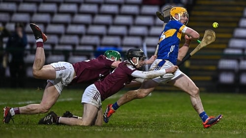 Andy Ormond of Tipperary in action against Jack Grealish (L) and Seán Murphy