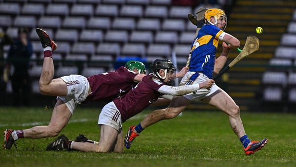 Andy Ormond of Tipperary in action against Jack Grealish (L) and Seán Murphy
