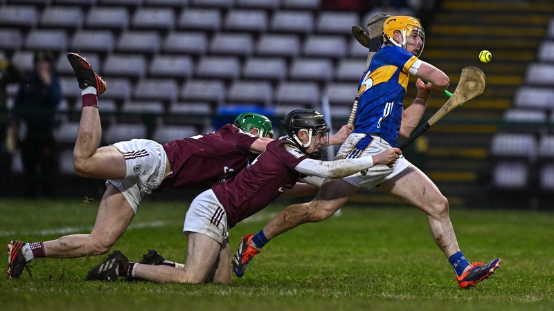 Andy Ormond of Tipperary in action against Jack Grealish (L) and Seán Murphy