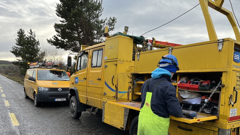 Teicneoirí ó Bhord Soláthair an Leictreachais i mbun oibre i Maigh Cuilinn i gCo na Gaillimhe