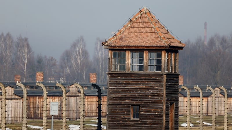 D'fhreastail daoine a tháinig slán as Auschwitz agus ceannairí domhanda ar ócáid chuimhneacháin sa sluachampa géibhinn sa Pholainn inniu, Lá Comórtha an Uileloscaidh