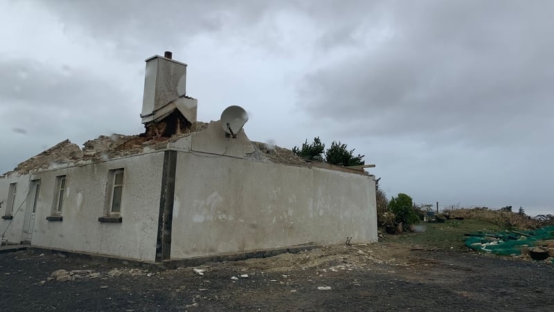 Teach a scriosadh i gCarna in Iorras Aithneach i rith Stoirm Éowyn