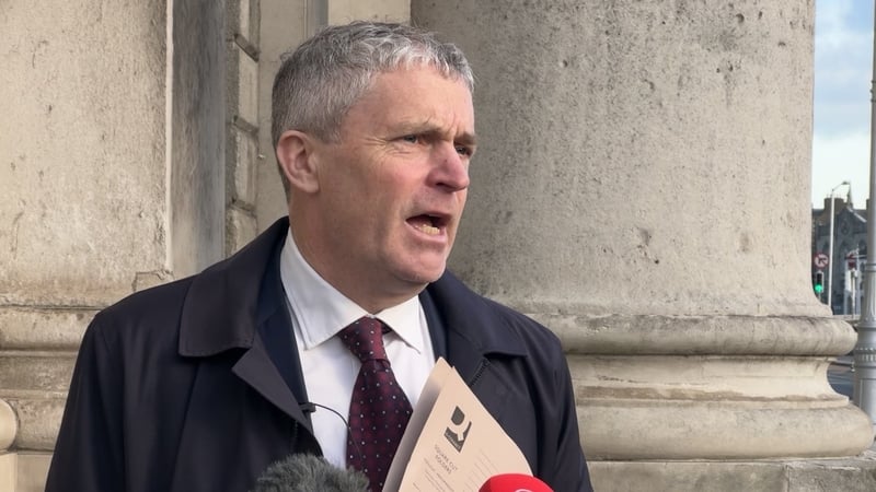 An Teachta Dála Pa Daly taobh amuigh den Ard-Chúirt inniu