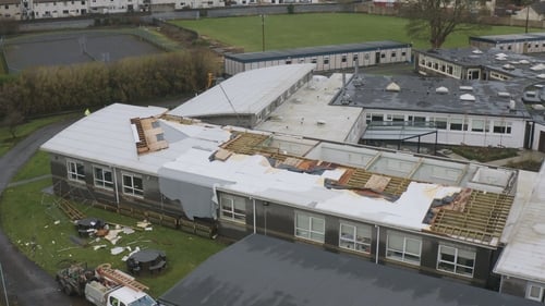 Cuid den díon bainte de Choláiste na Trócaire i Sligeach ag an stoirm