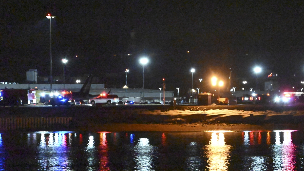 The latest on the Washington plane crash
