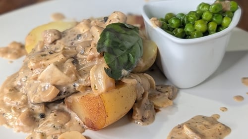 Trisha's beef burgers with peppercosn sauce