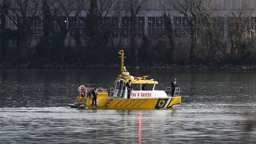 Seirbhísí tarrthála i mbun cuardaigh ar Abhainn an Potomac