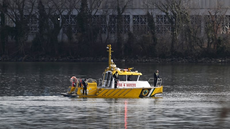 Seirbhísí tarrthála i mbun cuardaigh ar Abhainn an Potomac